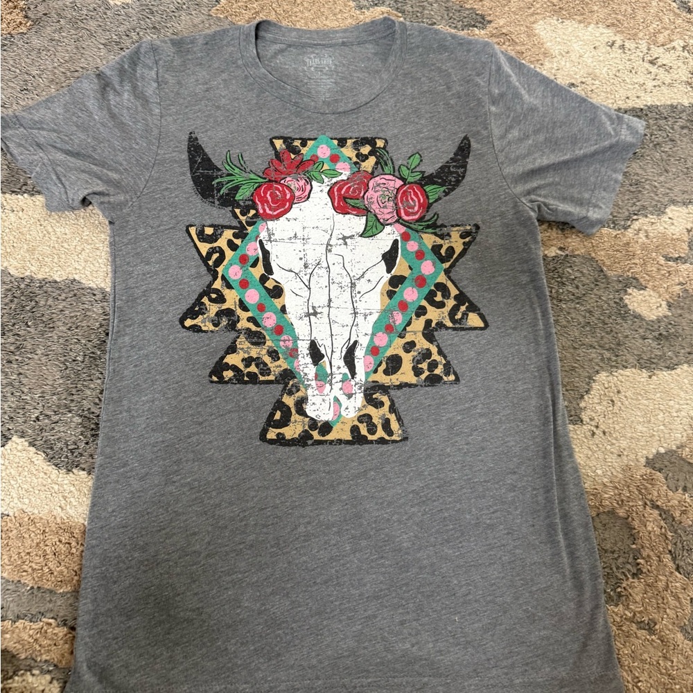 Texas True Gray Graphic Tee with Bull Skull and Floral Design